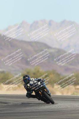 media/Oct-30-2025-Racers Edge (Thu) [[dabbdaf680]]/3-B Group/Session 2 (Turn 14)/